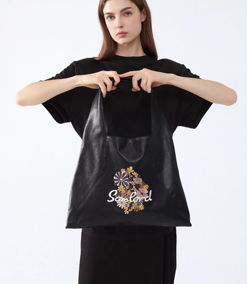 Versatile and lightweight – this soft leather tote is designed for effortless carrying with a unique slouchy structure.