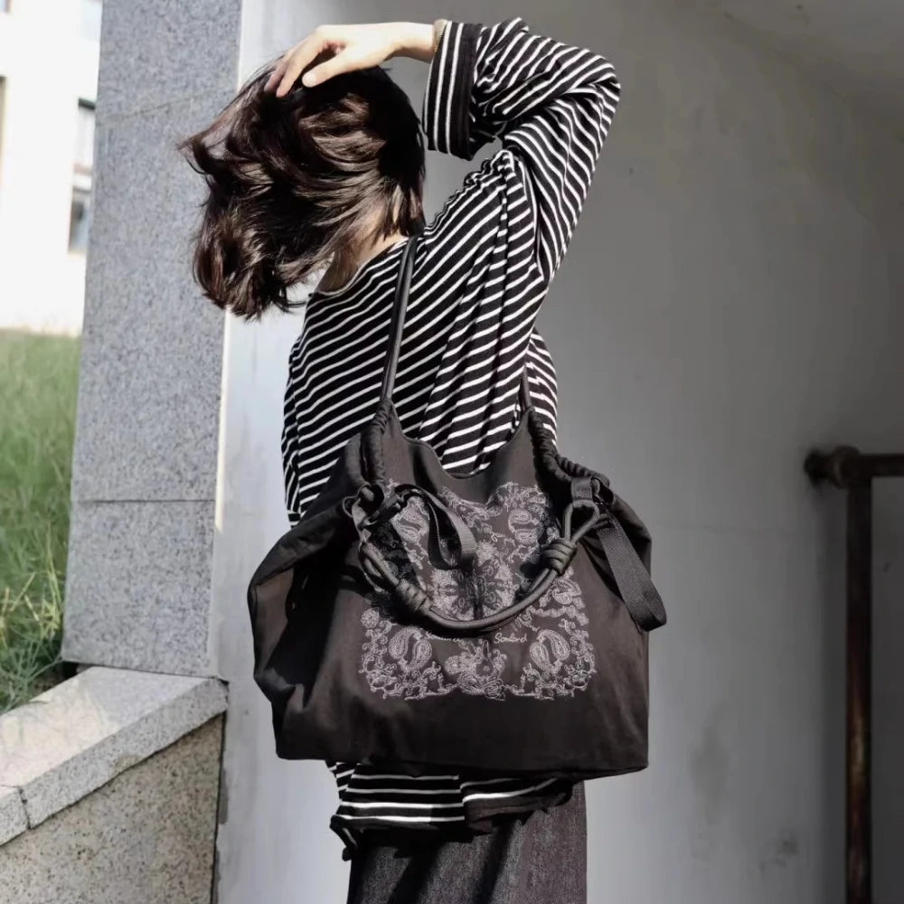 Somlord Black Paisley Embroidered Tote Bag – Model showcasing a black paisley tote bag with crossbody strap, designed for elegant street fashion and day-to-night versatility.