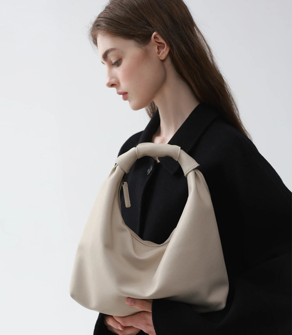 Relaxed luxury – The Slouchy Leather Cloud Hobo Bag offers an effortless, draped silhouette for a laid-back, chic look.