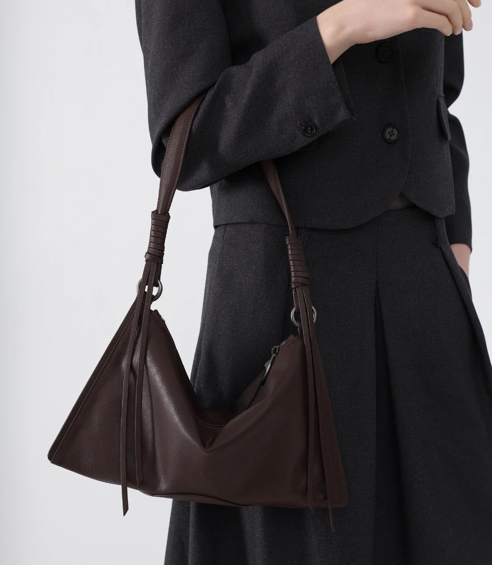 Handheld leather handbag – the ChicCurve Shoulder Bag’s structured yet soft design offers versatile carrying options.
