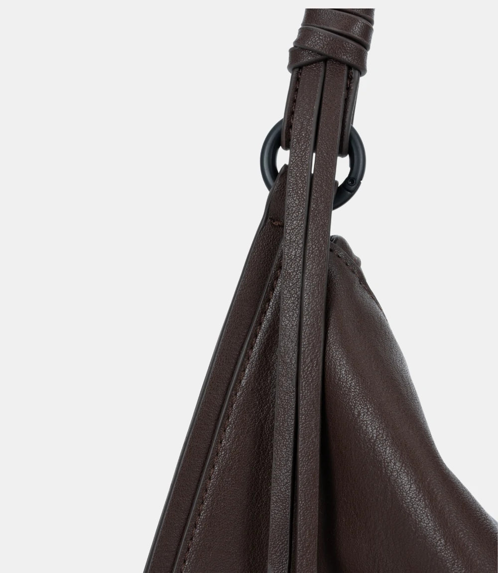 Warm brown leather edition of the ChicCurve Shoulder Bag – slouchy and chic, ideal for casual and professional styling.