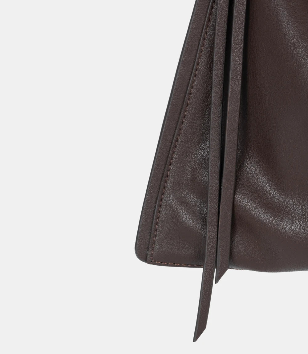 Adjustable shoulder strap detail – high-quality leather with reinforced stitching for durability and comfort.