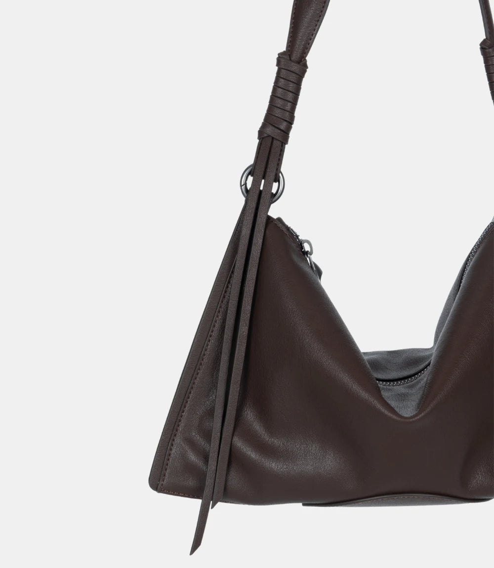 Sophisticated and modern – the ChicCurve Shoulder Bag offers a timeless black leather design with a unique curved shape.