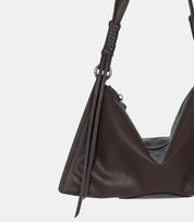 Sophisticated and modern – the ChicCurve Shoulder Bag offers a timeless black leather design with a unique curved shape.