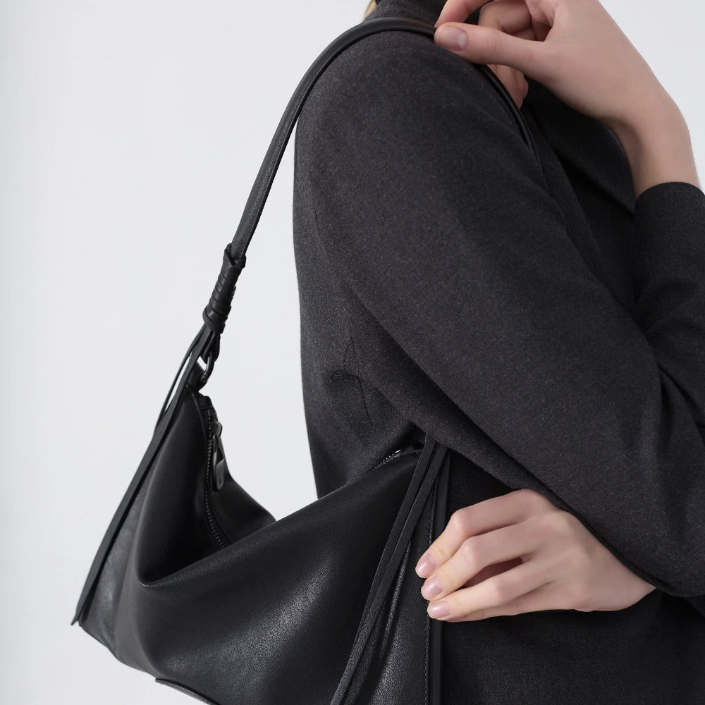 Soft and stylish – the ChicCurve Shoulder Bag worn over the shoulder, enhancing a relaxed yet refined outfit.