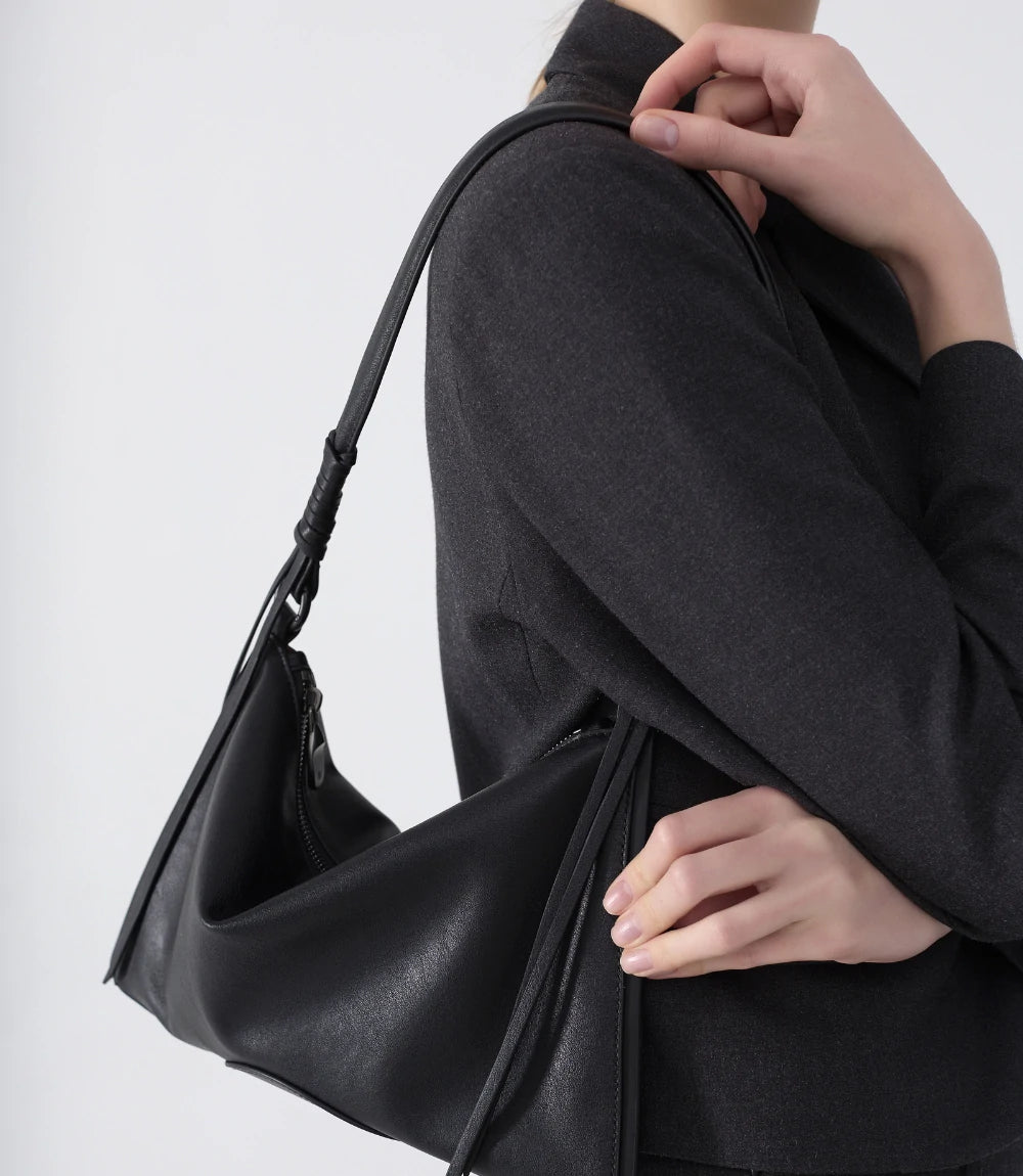 Soft and stylish – the ChicCurve Shoulder Bag worn over the shoulder, enhancing a relaxed yet refined outfit.