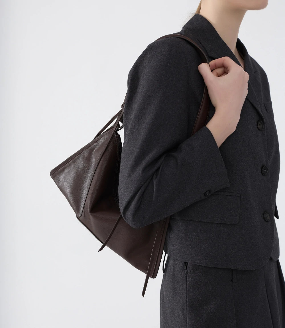 Relaxed elegance – ChicCurve Leather Shoulder Bag drapes naturally over the shoulder with a soft, effortless silhouette.