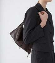 Relaxed elegance – ChicCurve Leather Shoulder Bag drapes naturally over the shoulder with a soft, effortless silhouette.